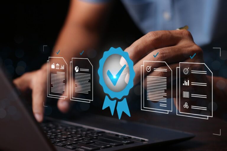 Ilustração de documentos digitais com selo de aprovação e verificação em notebook, representando certificação, conformidade, validação de documentos e segurança nos processos empresariais.
