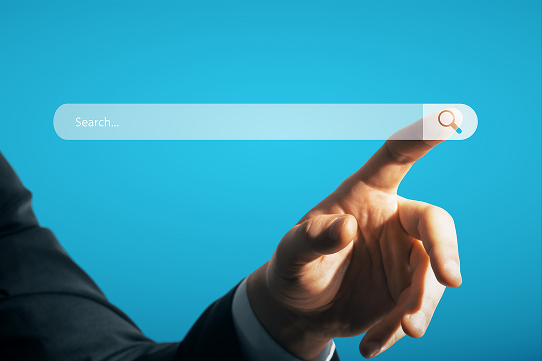 Pessoa utilizando mecanismo de busca para pesquisar informações sobre marcas e publicidade digital