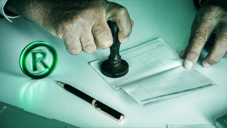 mão masculina carimbando um documento e o símbolo de marca registrada ao lado
